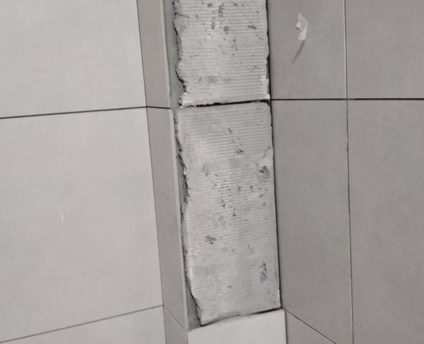 商丘瓷砖空鼓维修公司分享下瓷砖施工前基层浇水润湿程度不足，可能导致以下问题